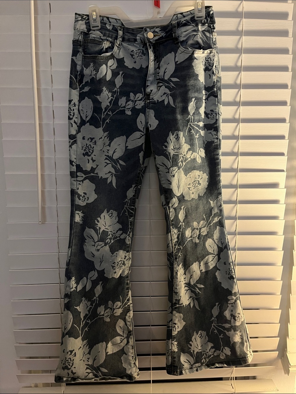 Floral print jeans .. cute flare leg sz M